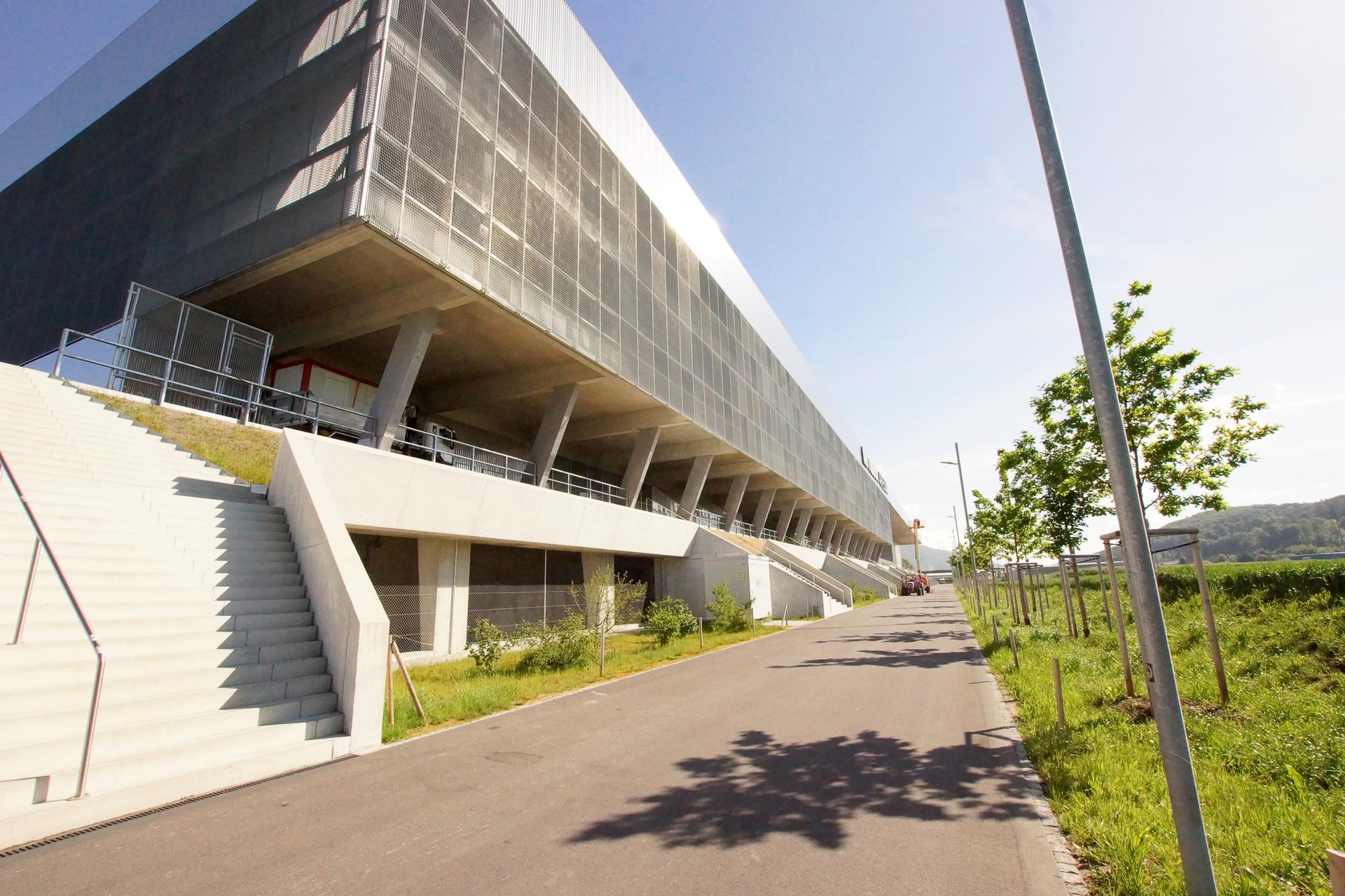 Die sonnige bieler Tissotarena hat eine Beton-Treppe von Vigier.