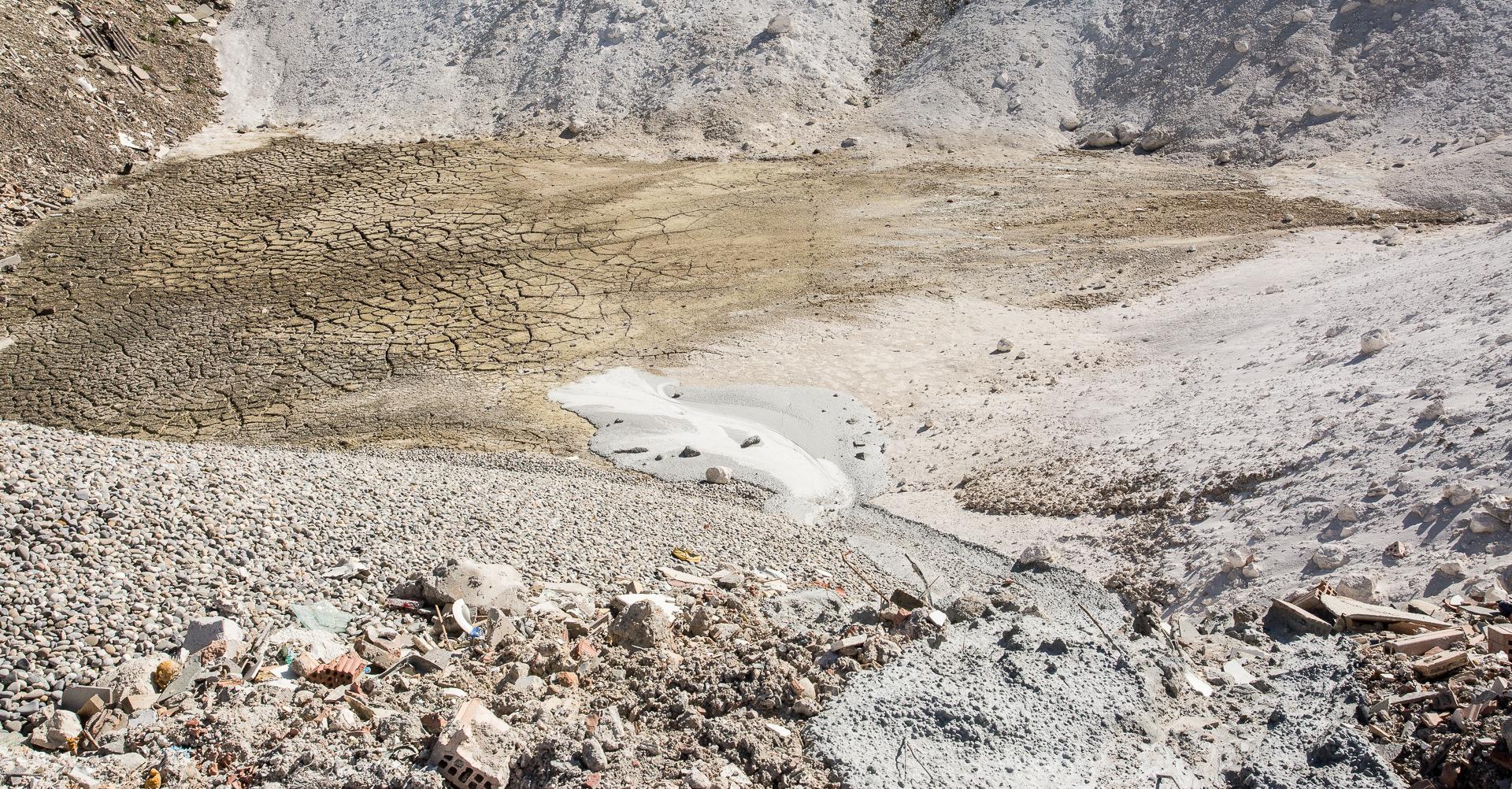 Eine Kiesdeponie mit verschiedenen Gesmischen
