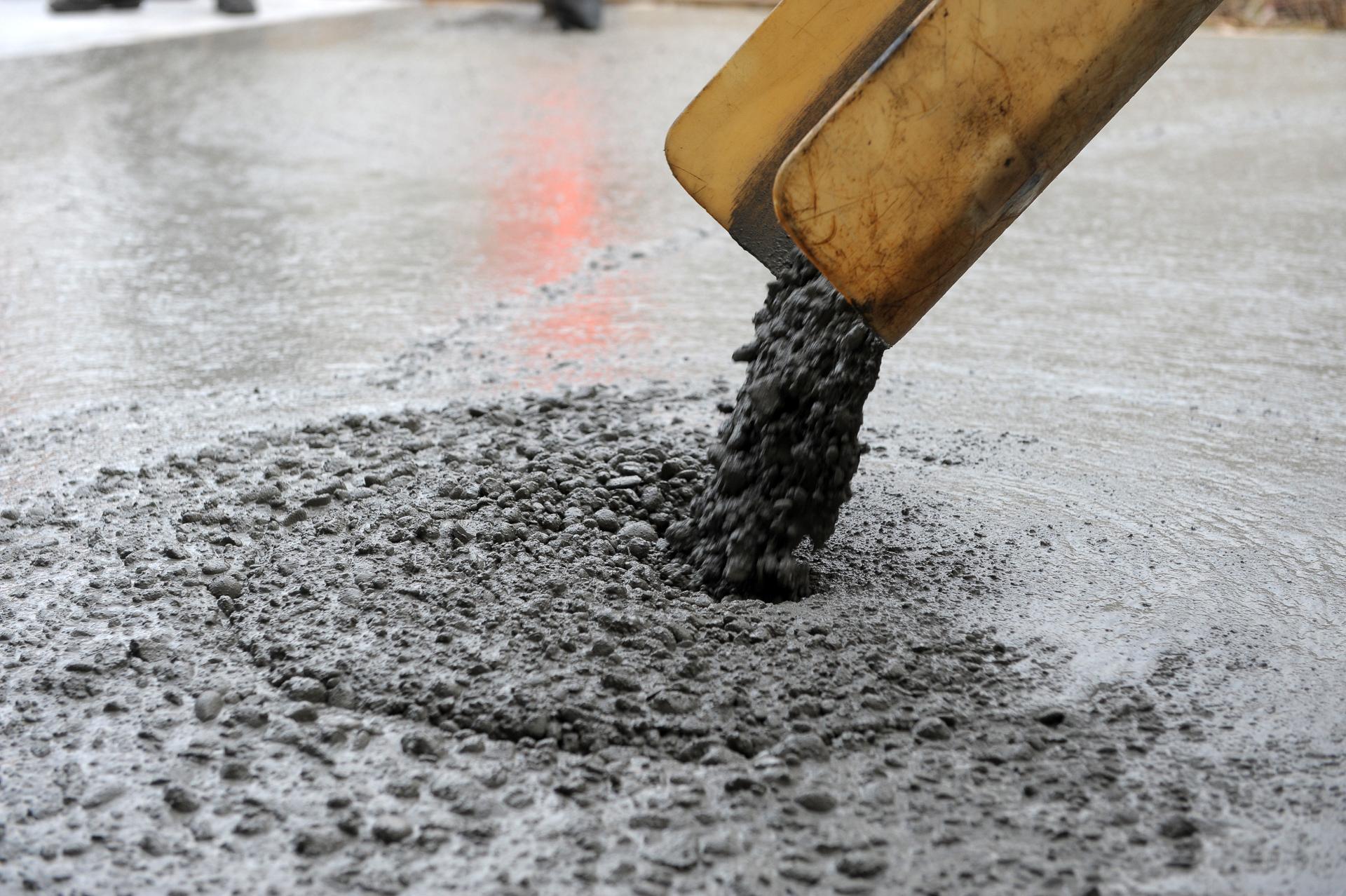 Frischer Magerbeton wird in eine Form gegossen