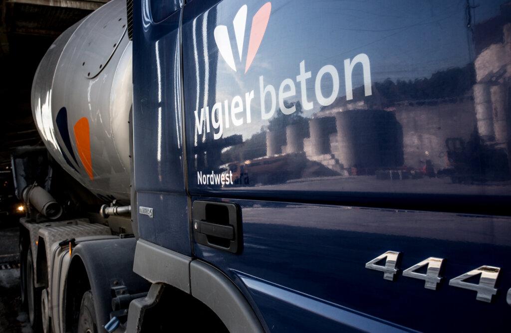 Seitenansicht eines beschrifteten blauen 444 LKW Betonmischer der Vigier Beton