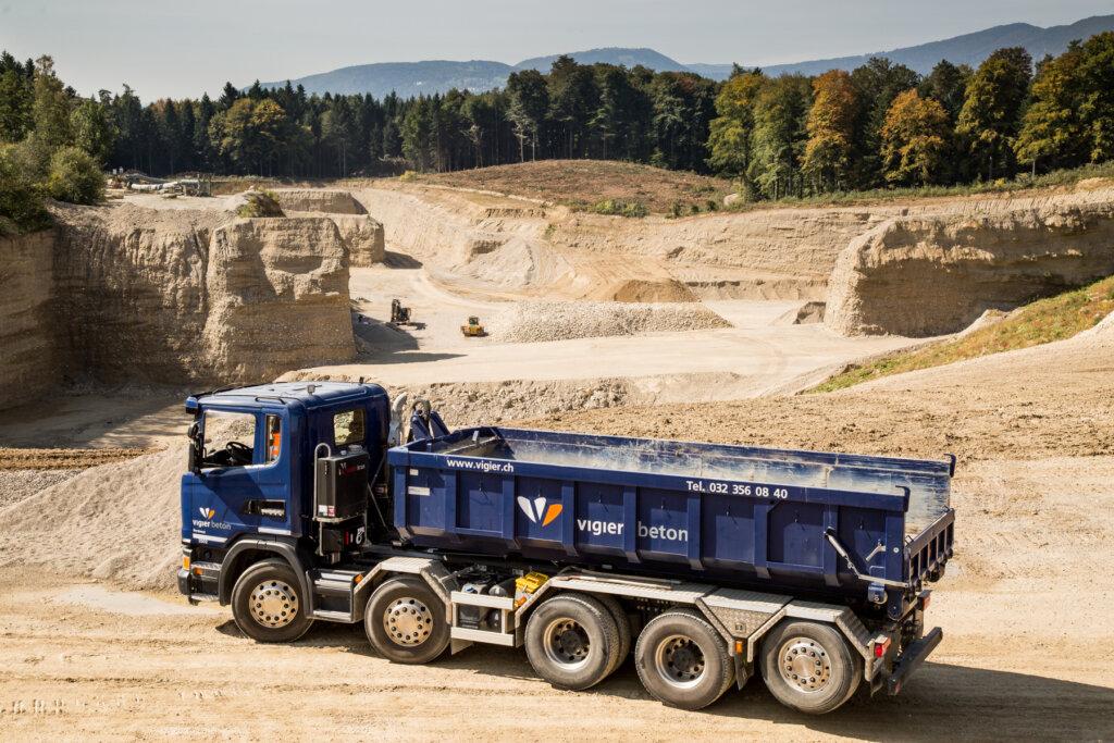Vigier Beton Lastkraftwagen: Ein blauer Muldentransporter mit Kippmulde.