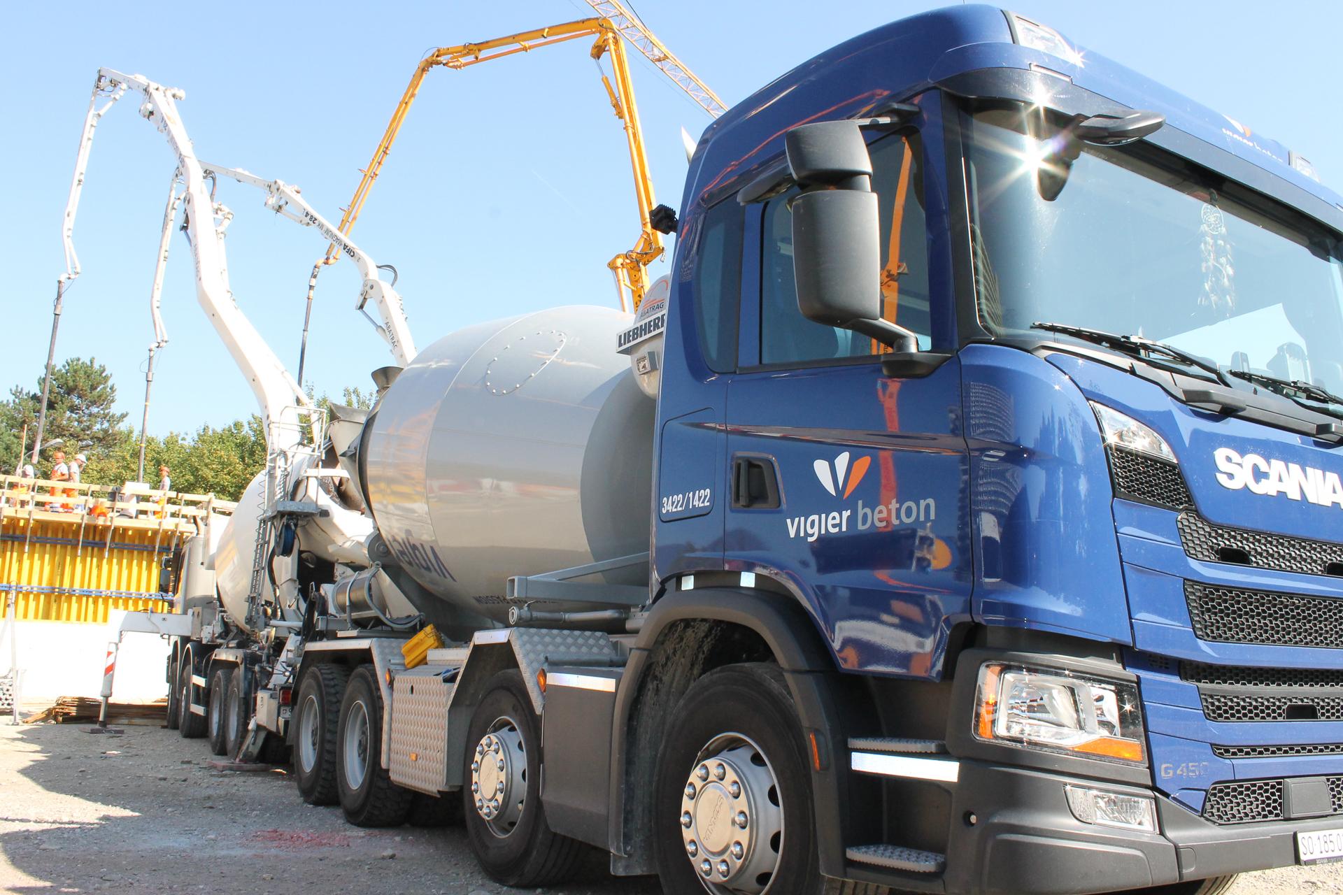 Ein Lastwagen von Vigier Beton mit einem Kran im Hintergrgund