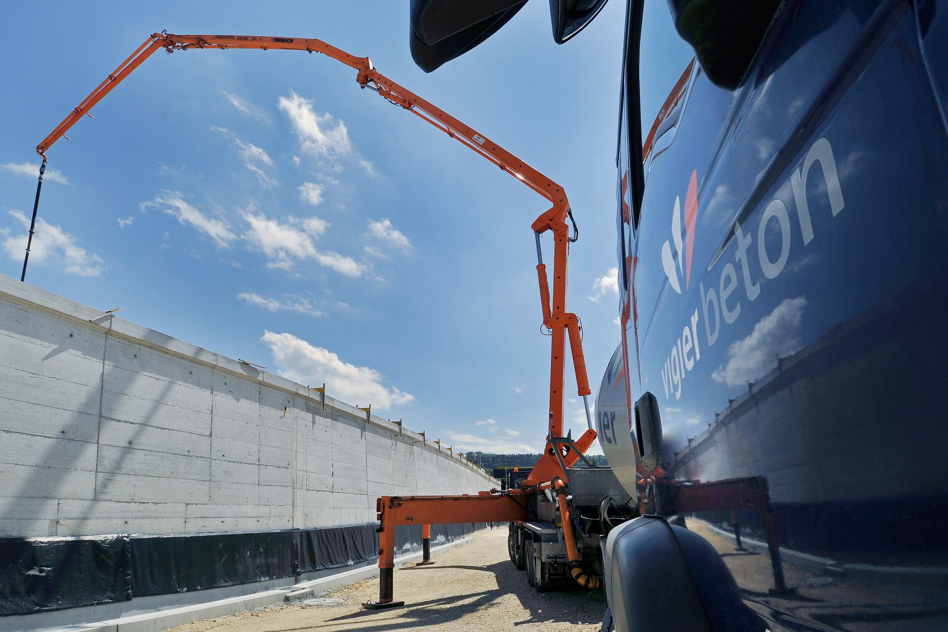 Ein Lastwagen von Vigier Beton mit einer Betonpumpe