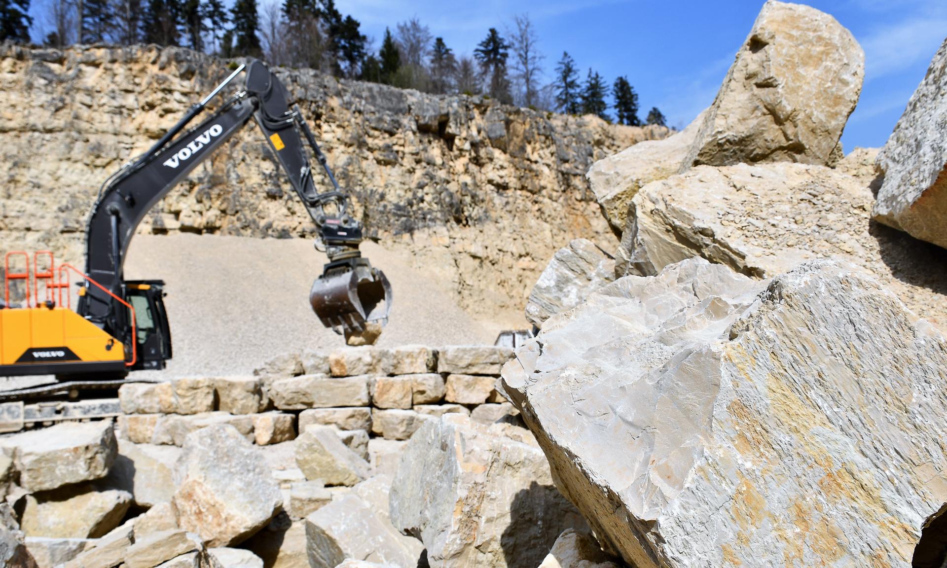 Ein Bagger in einem Steinbruch.